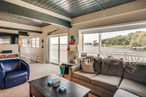 Campbellsport Apartamento | Lakefront Condo with Beach Access in Campbellsport!