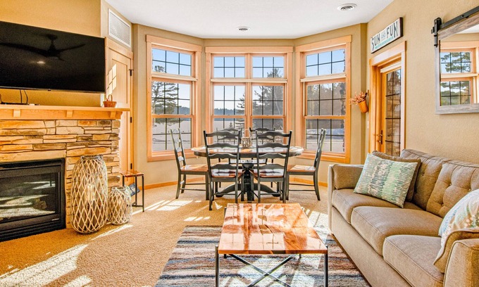 Three Lakes Condominio | Lakefront condo with fireplace, hot tubs, heated pool, tennis, gym, firepit, AC