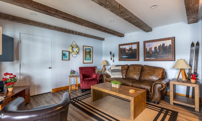 Whitefish Condominio | Condominio frente al lago con excelentes vistas y piscina compartida / jacuzzi / sauna, cerca del esquí