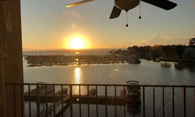 Walden on Lake Conroe Condominio | Lakefront Condo with Kayaks, pools, tennis, gym