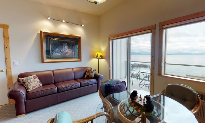 Polson Apartamento | Condominio en la montaña con vistas al lago, acceso a muelle compartido y deslizamiento de barcos, y bañera de hidromasaje.