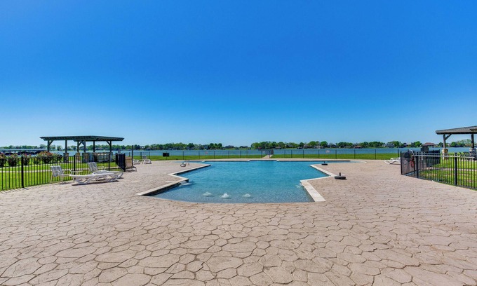 Eureka Apartamento | Lakefront Corsicana Condo w/ Pool Access!