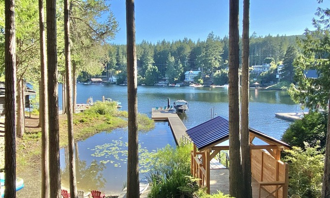 Shawnigan Lake Cabaña | Lakefront Cottage Private & Peaceful