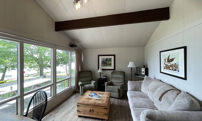 Carling Cabaña | Lakefront Cottage at the end of the road