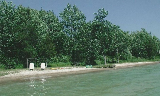 Cheboygan Cabina | Lakefront Cottage - Hermosos jardines y gran playa de arena