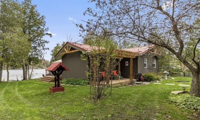 Front of Yonge Chalet De Esquí | Lakefront cottage
