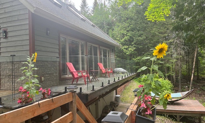 Mont-Laurier Cabaña | Lakefront cottage located on a wooded and peaceful lot
