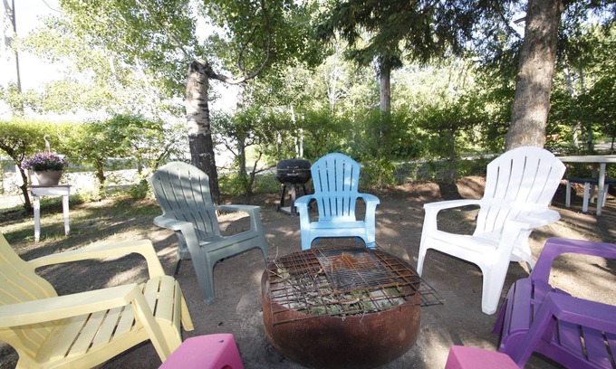Manitou Beach Cabaña | Lakefront Cottage in Manitou Beach