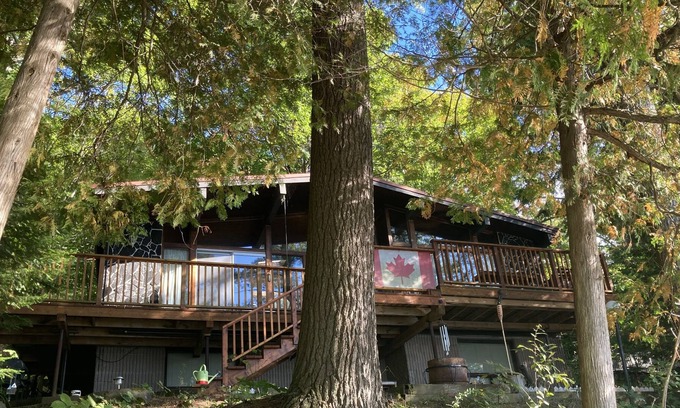 Utterson Casa | Lakefront Cottage in the Heart of Muskoka with South Facing Exposure