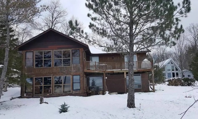 Selwyn Cabaña | Lakefront cottage on Upper Chemong lake-4 seasons