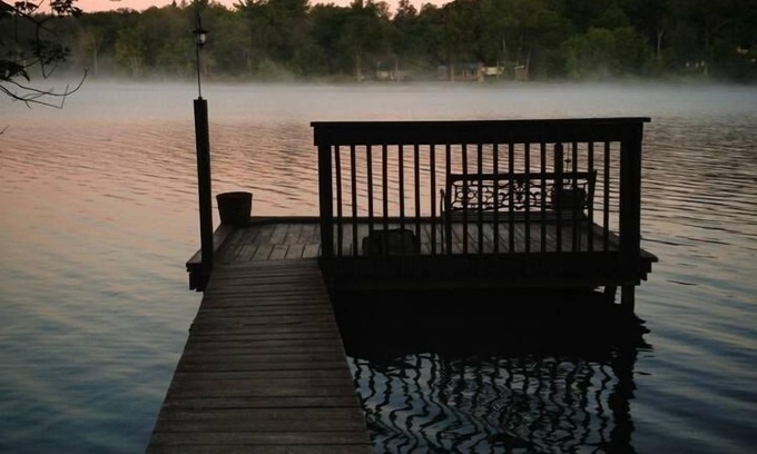 Bethlehem Village Cabaña | Lakefront Cottage on Quiet Lake, muelle privado, área de playa privada, uso del barco