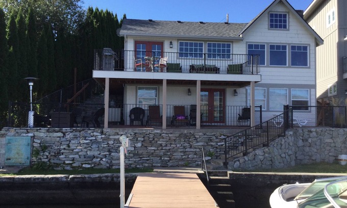 Chelan Cabaña | Waterfront Cottage en la orilla sur del lago Chelan. Fechas abiertas en junio y agosto.