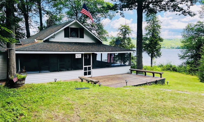Newport Cabaña | Lakefront Cottage en South Bay del lago Memphremagog