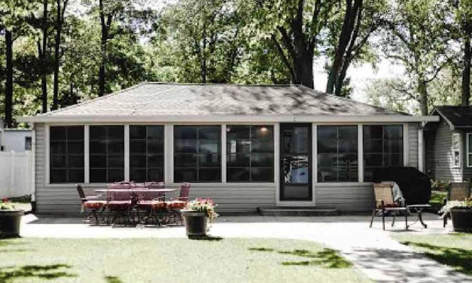 Coldwater Cabaña | Lakefront cottage on Coldwater Lake