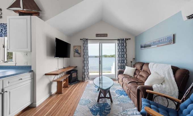 Laconia Cabaña | Lakefront Cottage on Winnipesaukee!