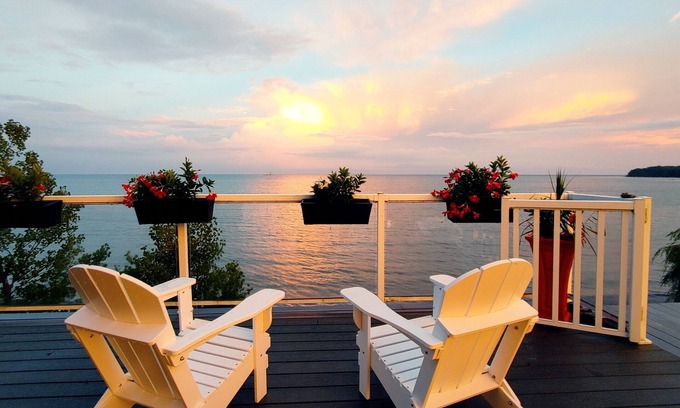 Dunnville Cabaña | Lakefront Cottage/ Private Beach