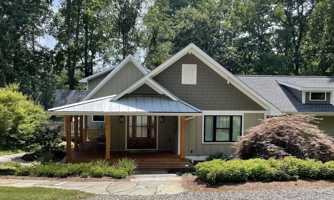 Mooresville Casa | Waterfront Private Lakefront Cottage, casa artesana completamente renovada