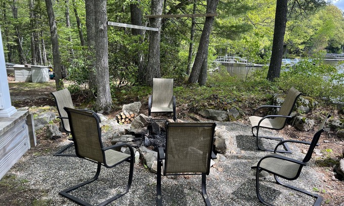 Damariscotta Cabaña | Lakefront Cottage, recientemente renovado, a 35 'de la orilla del agua!