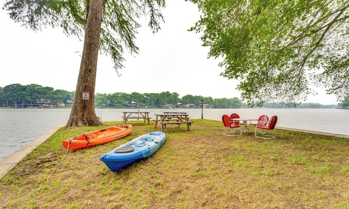 New Braunfels Cabina | Lakefront Cottage in Clear Springs w/ Deck & Patio