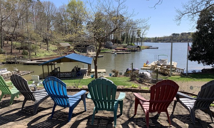 New London Casa | Lakefront Cottage