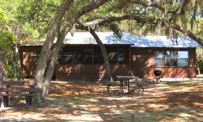 Edgar Cabaña | Lakefront Cottage Near Forest & Cities con canoas, parrilla y más.