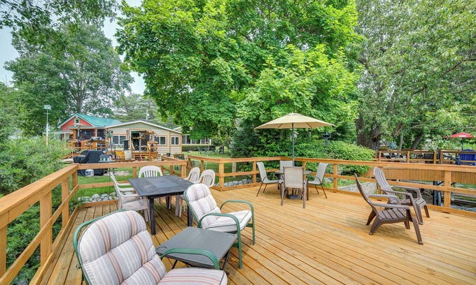 Monticello Cabaña | Lakefront Cottage w/ Deck Near Indiana Beach!