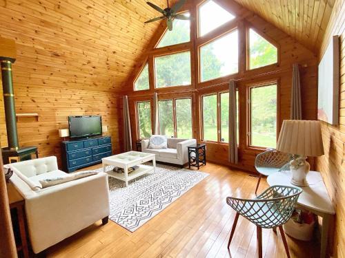 Lambton Shores Casa | Lakefront Cottage w Grand Cabin Room