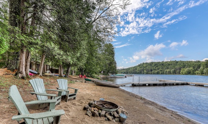 Adirondack Casa | ¡NUEVO LISTADO! Casa de campo a orillas del lago, que admite perros, con un gran muelle, playa de arena
