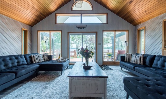 Douro-Dummer Cabaña | Lakefront Cottage with Cozy Cabin Appeal
