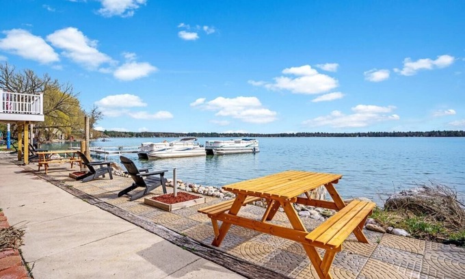 Mayfield Casa | Lakefront Cottage with Hot Tub & Fire Pit