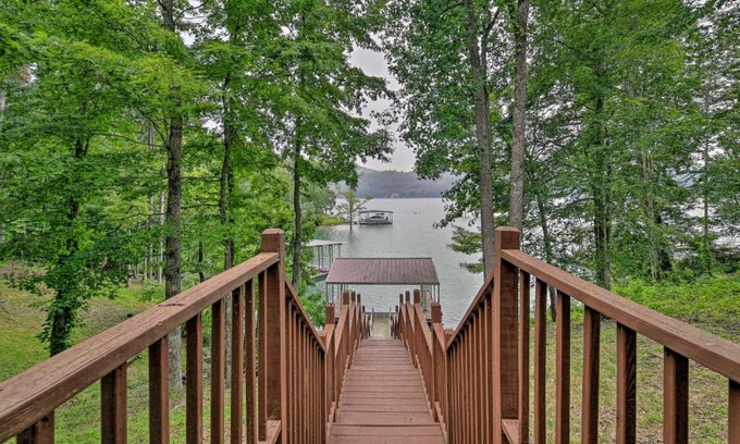 Sharps Chapel Casa | Lakefront Cottage with Private Double Dock