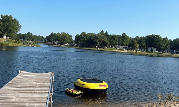 Gladwin Cabina | Lakefront cozy 2-bedroom cabin in welcoming Gladwin with WiFi, AC