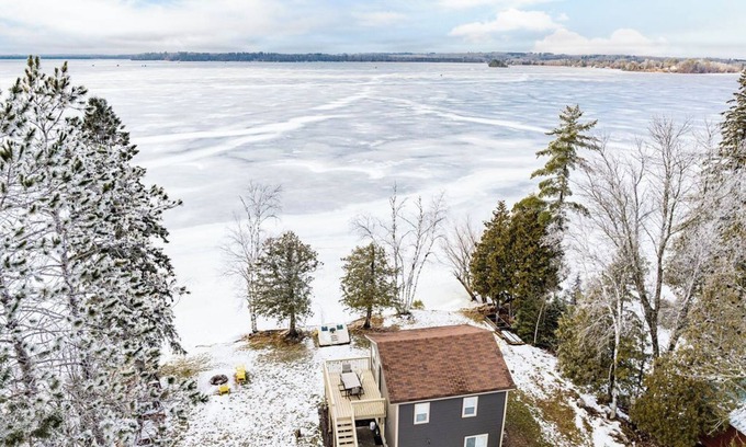 Saginaw Cabina | Lakefront Cozy Cabin with Dock, Sauna & BBQ Grill