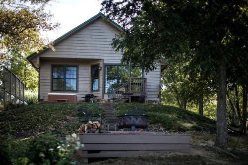 Carbondale Casa | Lakefront Cozy Cabin with Hot-tub in Carbondale, Illinois