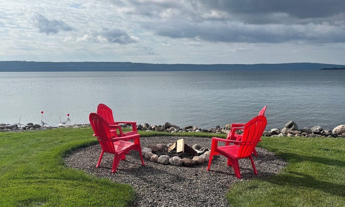 Shuniah Cabaña | Lakefront cozy cottage on beautiful Lake Superior. Close to hiking and skiing.