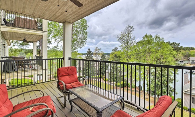 Dadeville Condominio | Lakefront Dadeville Condo w/ Community Boat Dock!