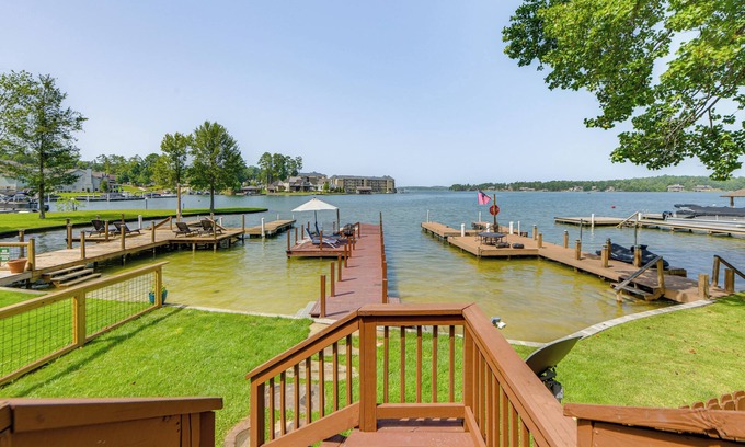 Dadeville Villa | Lakefront Dadeville Villa w/ Deck & Private Dock!