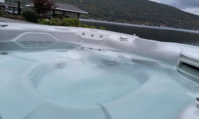 Holcomb Casa | Lakefront | Dock | Hot Tub | Near Boat Launch