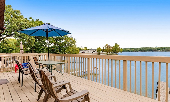 Lake Delton Condominio | Lakefront dog-friendly condo near skiing with private beach access, views & dock