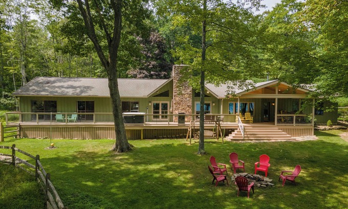 Turkey Neck Casa | Lakefront Dog Friendly Cottage w/ Dock & Fire Pit