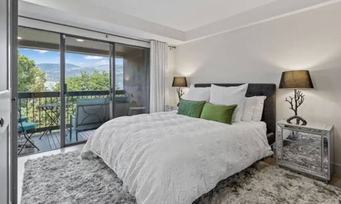 Kelowna Central Business District Condominio | Lakefront Downtown Condo