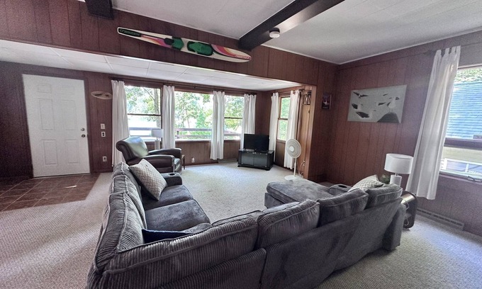 Newaygo Cabaña | Lakefront Emerald Cove Cottage-3 bd, 2 ba -Sleeps 10