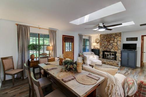 Shreveport Casa | Lakefront Emerald Point-fenced-boats