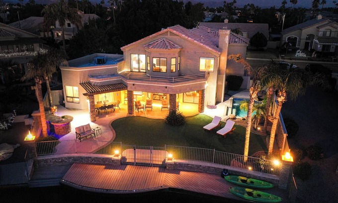 Crystal Shores Casa | Lakefront Escape: Gourmet Kitchen, Kayaks, & Sunset Soirees