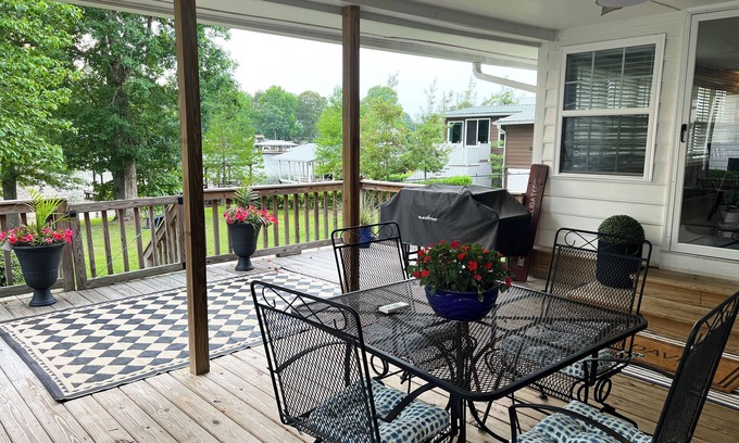 Warwick Casa | Lakefront Escape on Lake Blackshear - Private Dock & Stunning Views