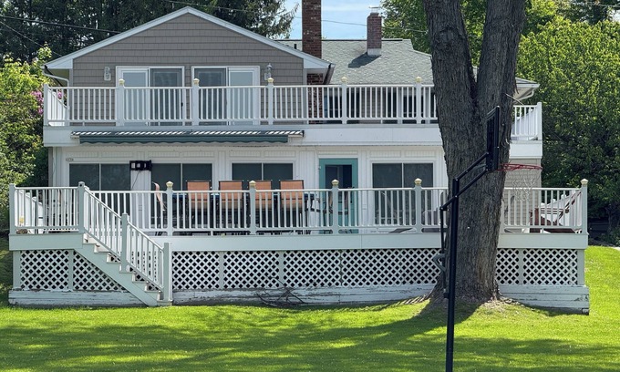 Winchester Casa | Lakefront Escape on Highland