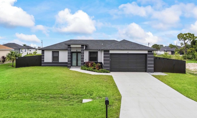 Diplomat Casa | Lakefront Escape