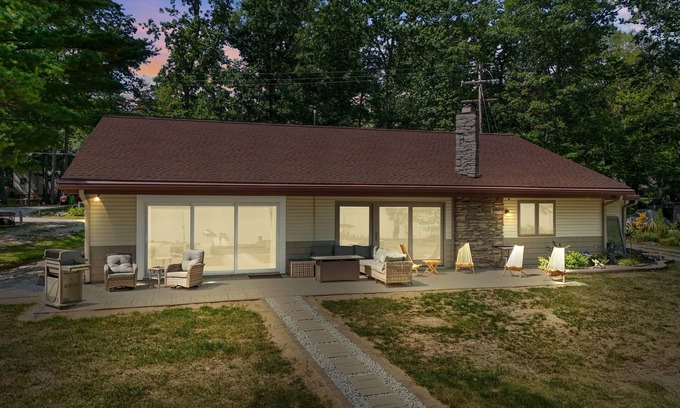Higgins Lake Casa | Lakefront Escape – Your Premier Up North Retreat
