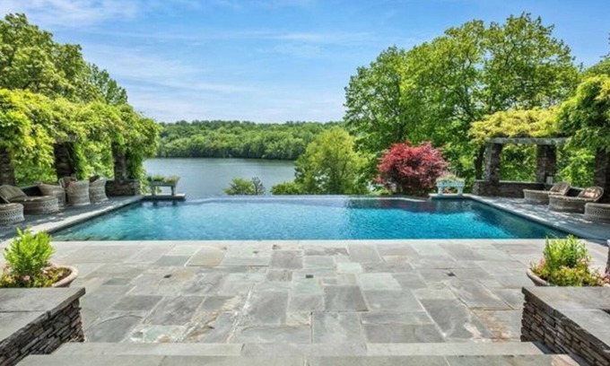 Waccabuc Casa | Lakefront Estate in Westchester