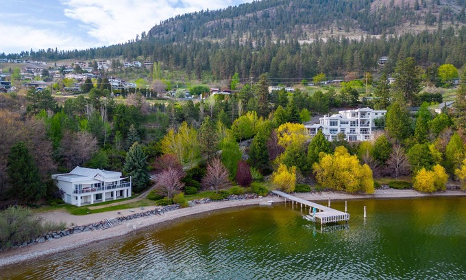 Central Okanagan Casa | Lakefront Estate on Lake Okanagan in Peachland BC